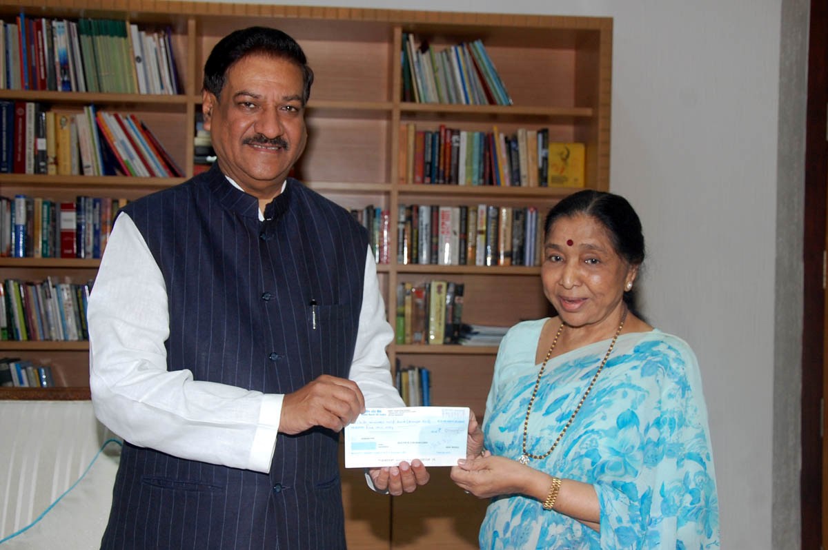 Asha Bhosale gives Rs 5 lakh for drought relief