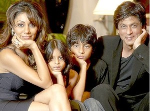 Shahrukh khan with his family at his home Mannat 1_thumb