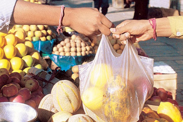 Mumbai slum dwellers against ban on plastic bags?