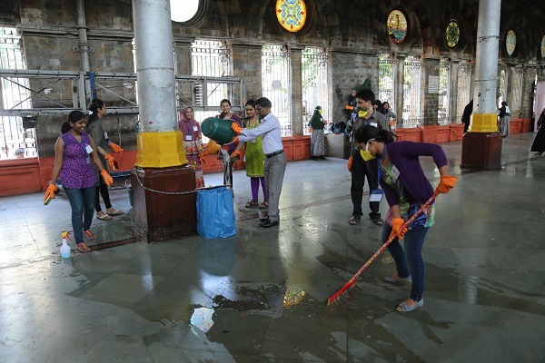 Group of Mumbaikars takes up Modi’s cleanliness challenge