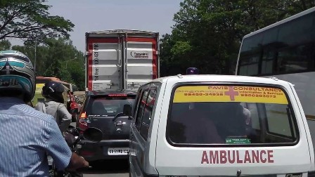 Mumbai drivers do not let ambulances pass